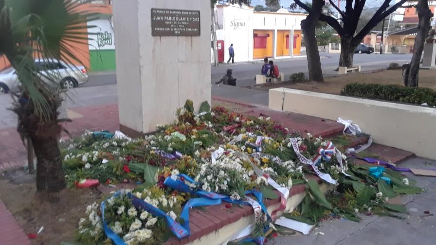 Rompen ofrendas florales a Duarte para vender los palos
