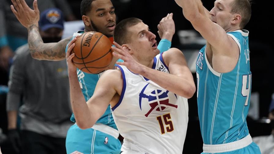 Nuggets le pasan encima a los Hornets por 129-104
