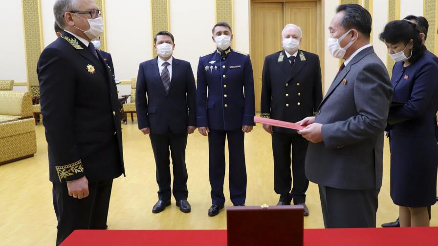 Putin concede medalla conmemorativa de la IIGM a Kim Jong Un