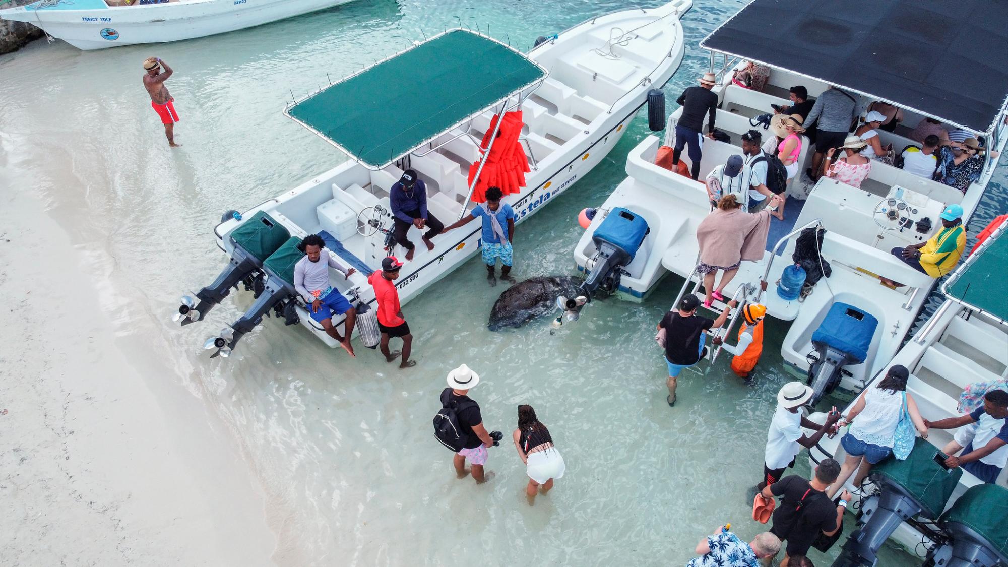 Lupita entre botes y turistas en Bayahíbe el 7 de septiembre.