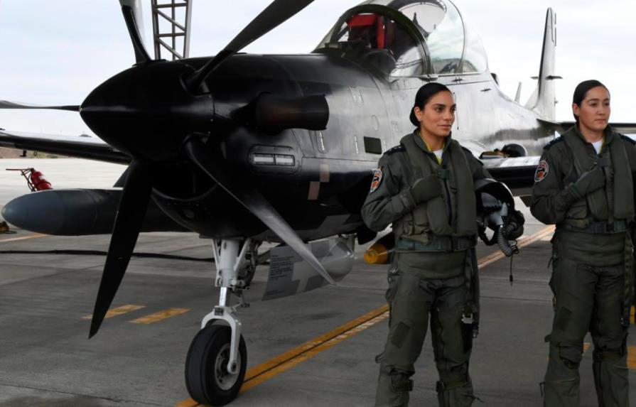 Fuerza Aérea de Ecuador gradúa a sus dos primeras mujeres pilotos de combate