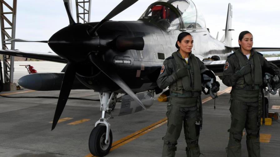 Fuerza Aérea de Ecuador gradúa a sus dos primeras mujeres pilotos de combate Fuerza Aérea de Ecuador gradúa a sus dos primeras mujeres pilotos de combate