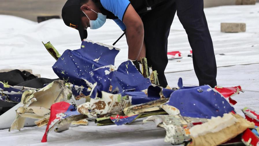 Localizan parte del avión caído en el Mar de Java