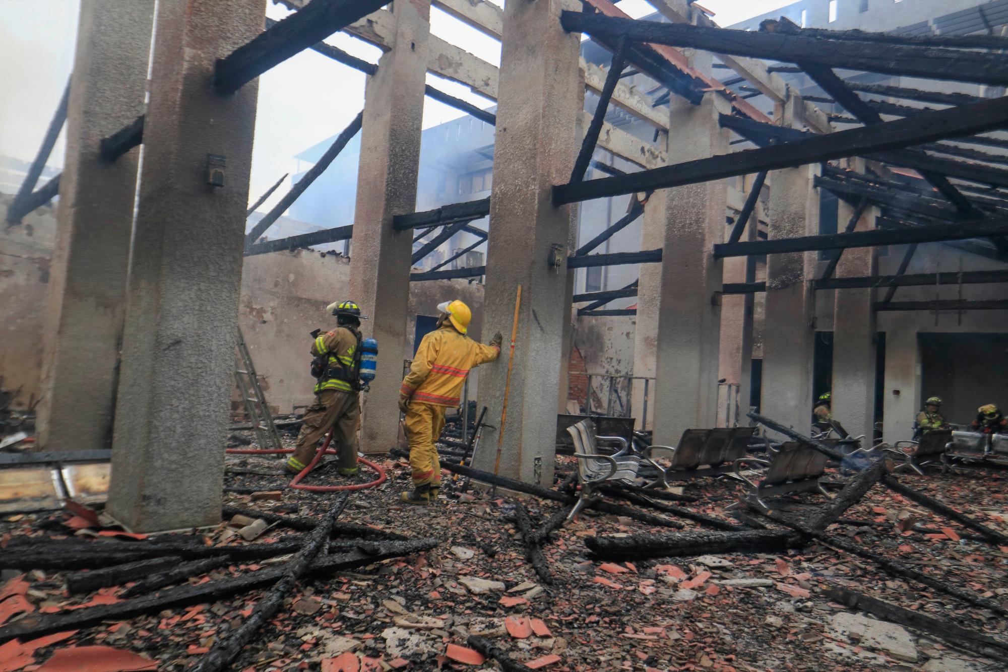 Bomberos apagando el incendio dentro del Tribunal Departamental Electoral de Bolivia. 
