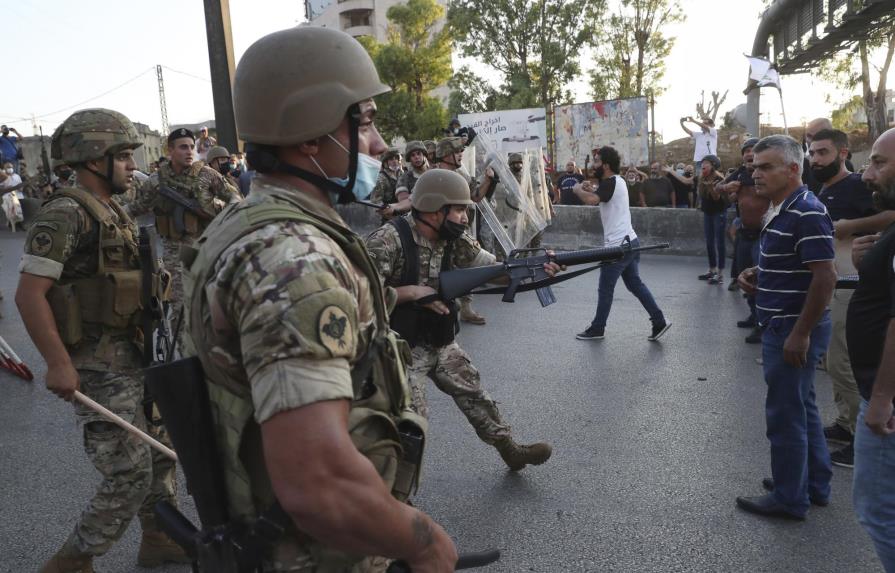 Soldados libaneses bloquean marcha a palacio presidencial