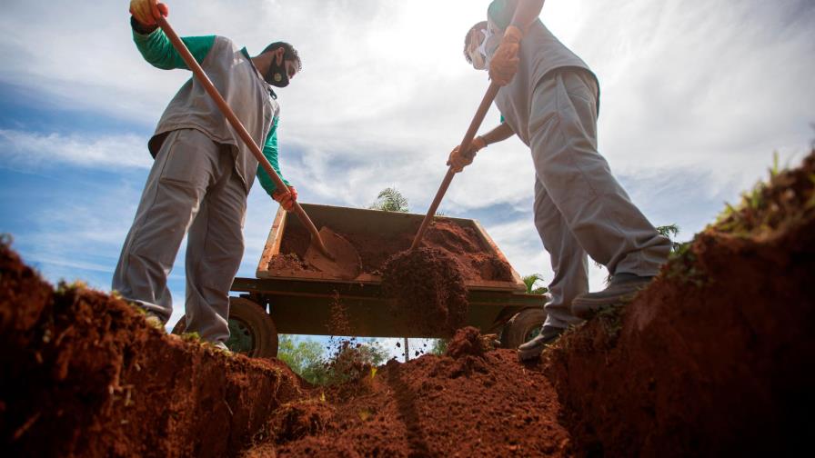 Un Brasil sin brújula roza los 300,000 muertos en la peor fase de la pandemia