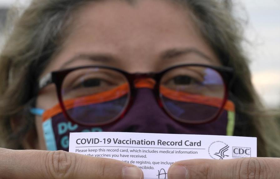 Latinoamericanos van a EE.UU. a vacunarse contra COVID-19