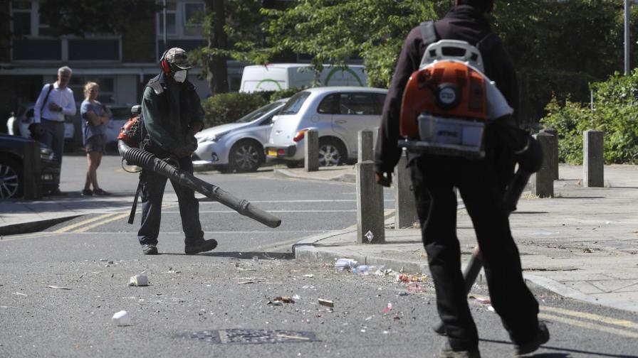 Atacan a policías de Londres por segunda noche, tras fiesta