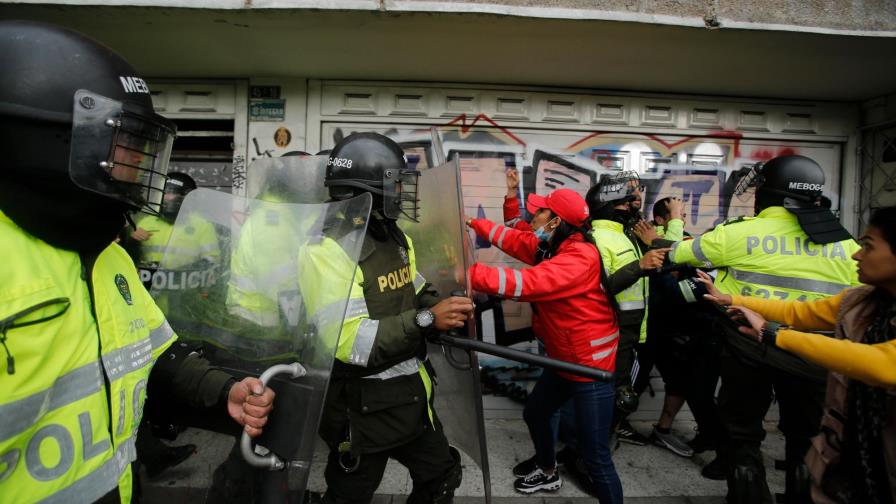 Choques de manifestantes y Policía en Bogotá en vísperas de gran cacerolazo