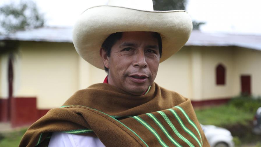 Miseria rural impulsa candidatura de maestro en Perú