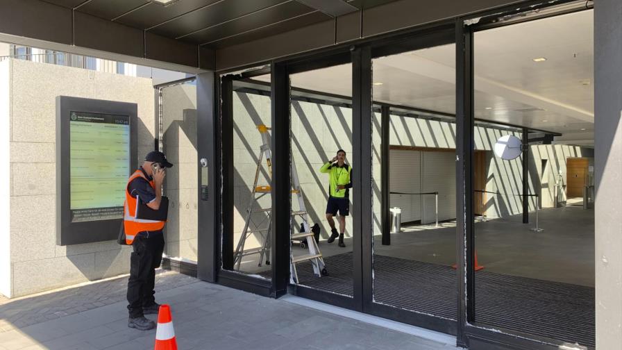 Hombre con hacha rompe puertas de Parlamento de N. Zelanda