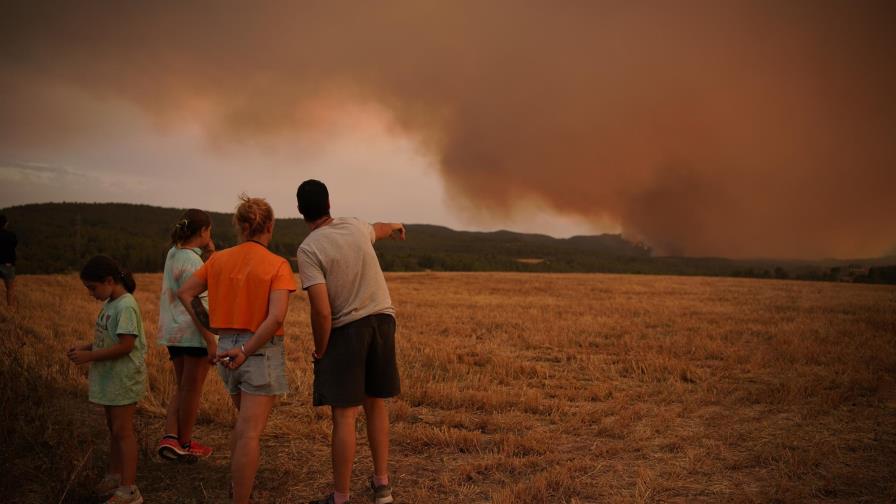 La lluvia ayuda a combatir un gran incendio en España
