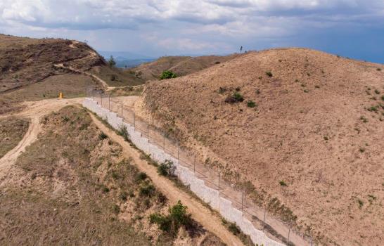 Así son los 23 kilómetros de verja construidos en la frontera con Haití