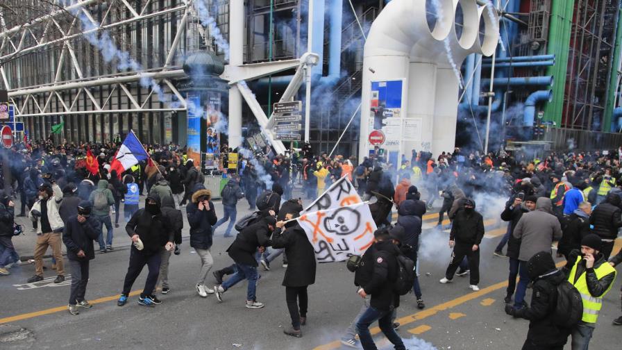 Miles marchan en París contra la reforma a las pensiones