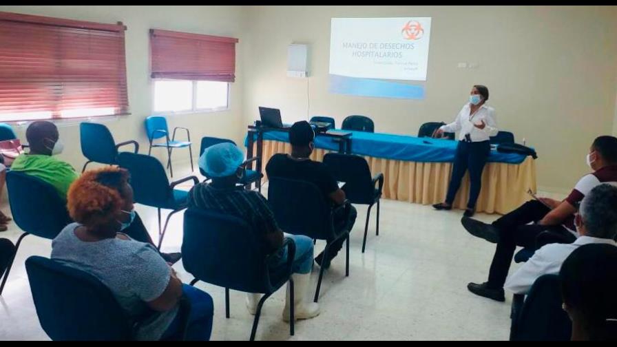 Hospital Rodolfo de la Cruz Lora capacita personal sobre manejo de los desechos hospitalarios
