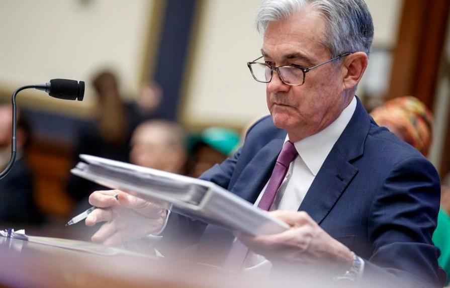 Powell alerta de riesgos económicos de coronavirus bajo ataques de Trump