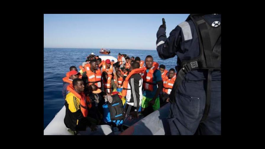 Veintiocho migrantes rescatados y aislados en barco italiano tienen COVID-19