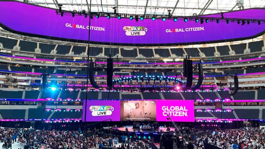 Miles de personas vacunadas celebran su primer concierto en Los Ángeles Miles de personas vacunadas celebran su primer concierto en Los Ángeles