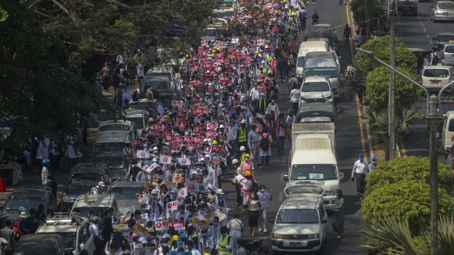 DDHH: Facebook amplifica propaganda militar en Myanmar