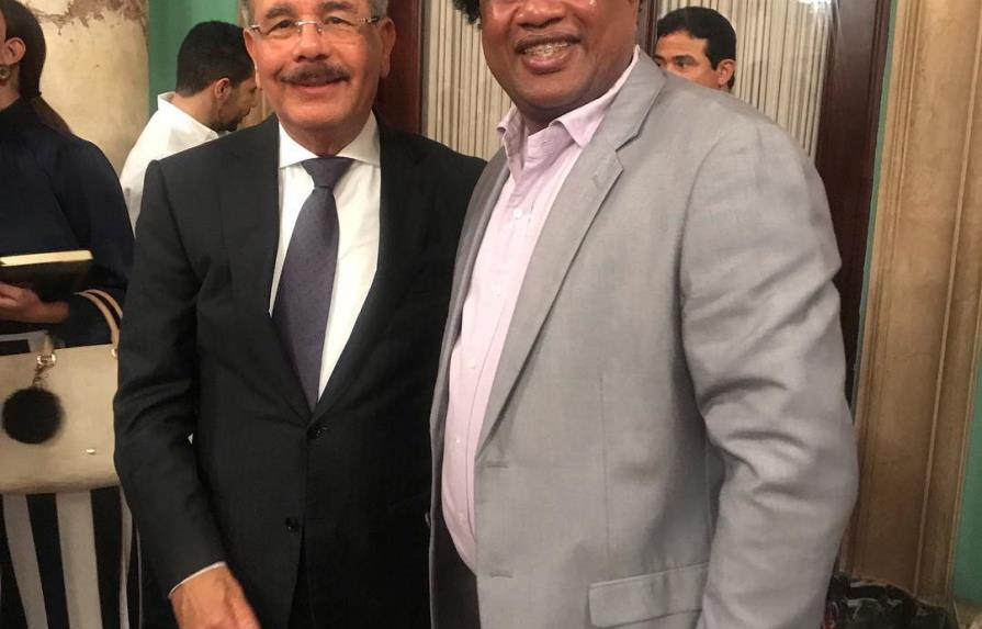 Influencers del espectáculo se reúnen con el presidente Danilo Medina
