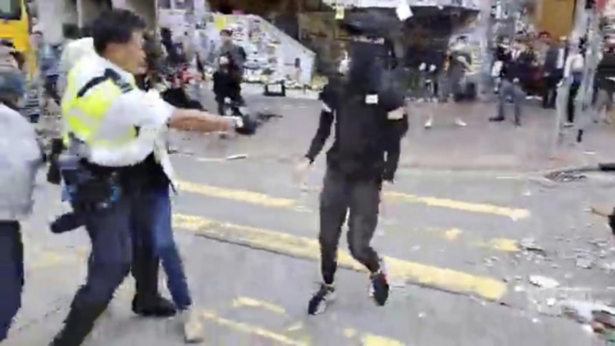 Policía de Hong Kong le dispara a un manifestante