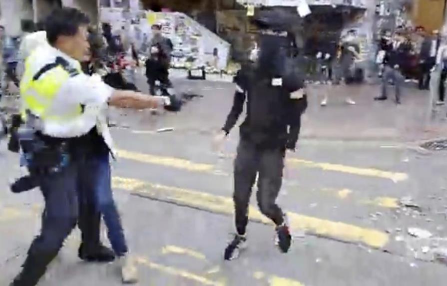Policía de Hong Kong le dispara a un manifestante
