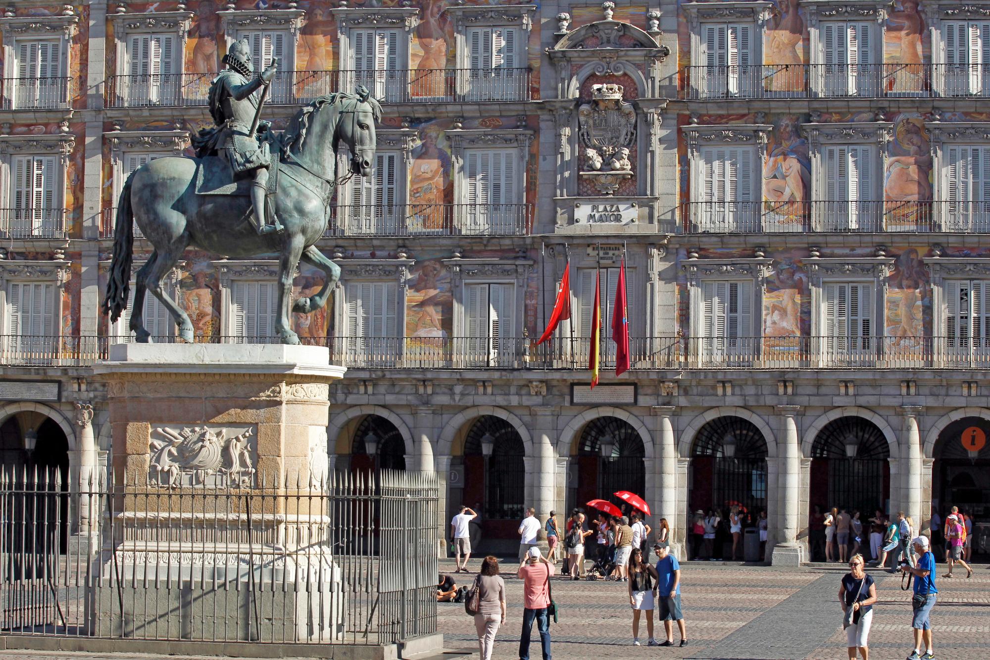 PLAZA MAYOR: MADRID, 08/06/2017.- Estatua ecuestre del rey Felipe III en la Plaza Mayor de Madrid, en sus orígenes conocida como Plaza del Arrabal. Su construcción comenzó en 1561 por orden de Felipe II tras el traslado de la corte a Madrid y terminó en 1617 reinando Felipe III . EFE / Paolo Aguilar/ra