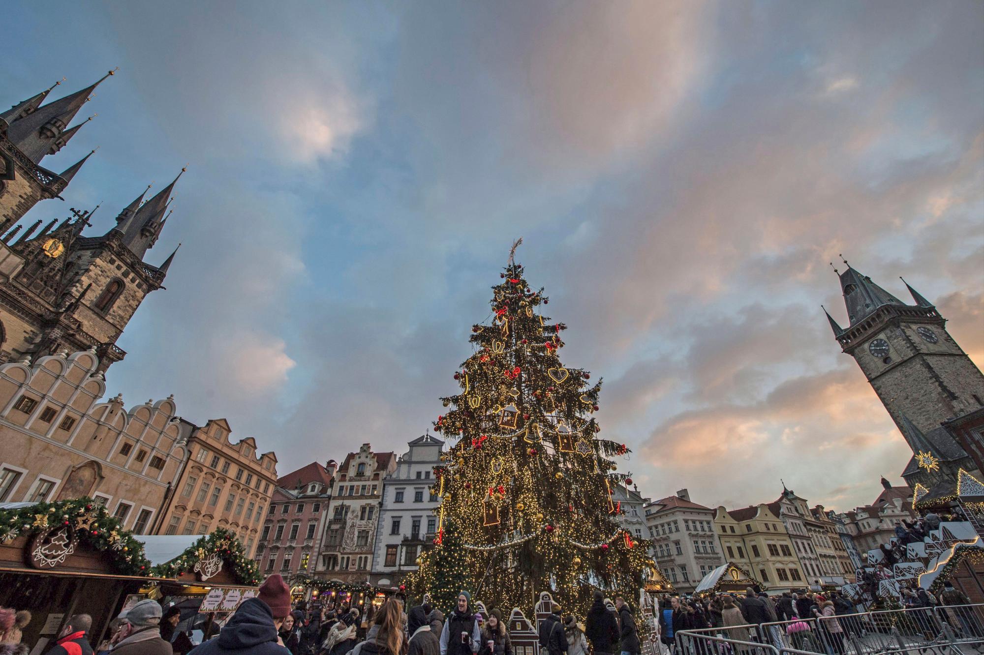 Vista del árbol de Navidad en la Plaza de la Ciudad Vieja de Praga, República Checa hoy 28 de noviembre de 2016.