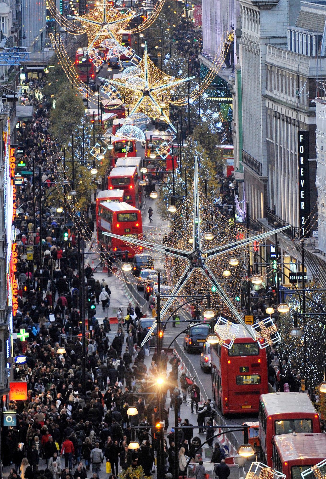 Gran afluencia de gente en Oxford street durante el mayor día de compras del año, en Londres, Inglaterra, hoy, sábado, 17 de diciembre de 2011. Los londinenses gastarán hoy un total de 1,78 millones de euros al minuto en compras, lo que significa el mejor día de caja para los negocios de la ciudad. 