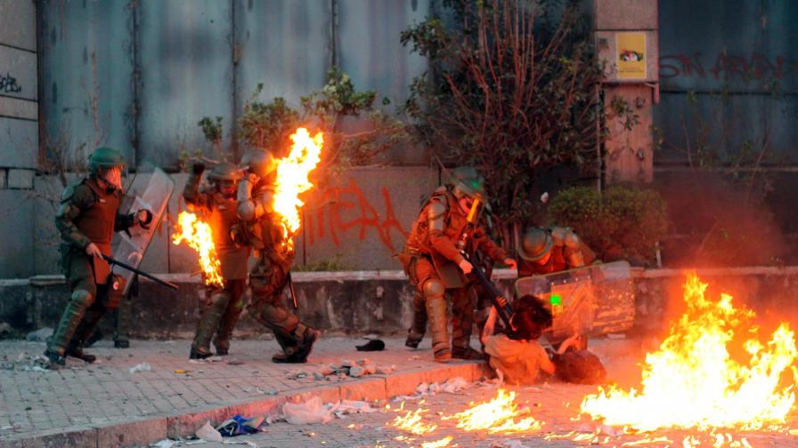 Jornada violenta en Chile deja robo a banco, incendios y ataque a cuarteles