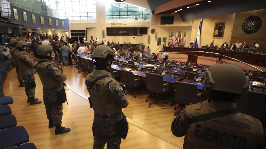 Continúa tensión en El Salvador por militares en el Congreso