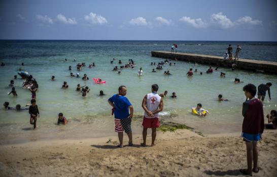 Playas cubanas se llenan y autoridades alertan por COVID-19