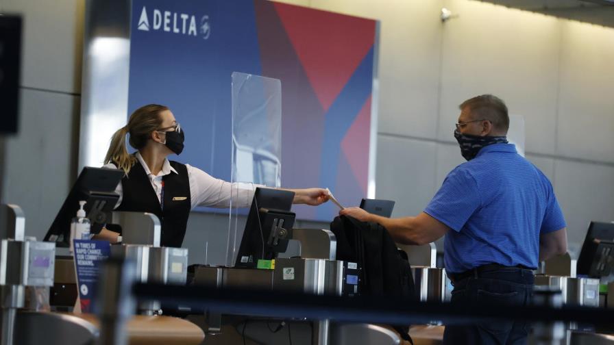 Aerolíneas endurecen medidas de prevención contra COVID-19