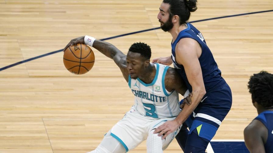 Rozier encabeza a Hornets en paliza ante Wolves