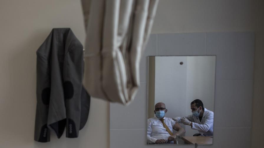 Gaza y Cisjordania reciben vacunas del COVAX contra COVID-19