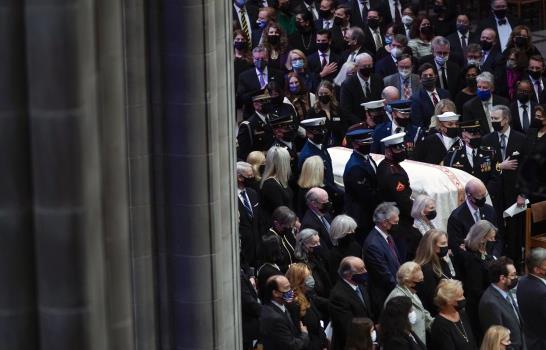 Joe Biden rinde homenaje a Bob Dole, veterano de la IIGM