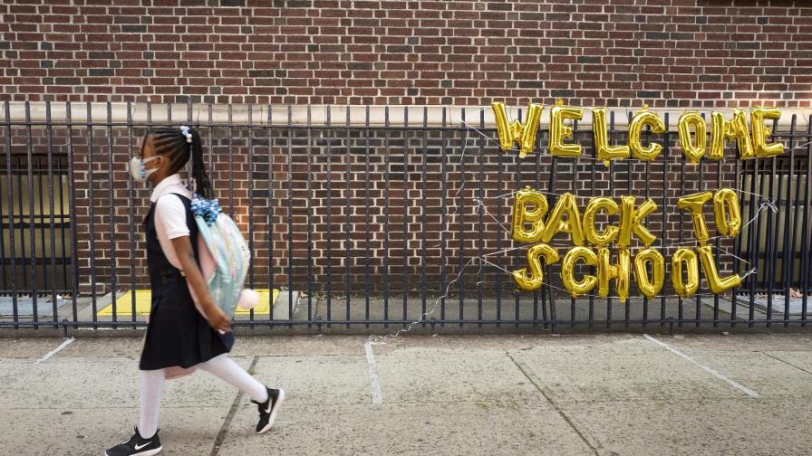 Juez aplaza mandato de vacunación para profesores de NYC