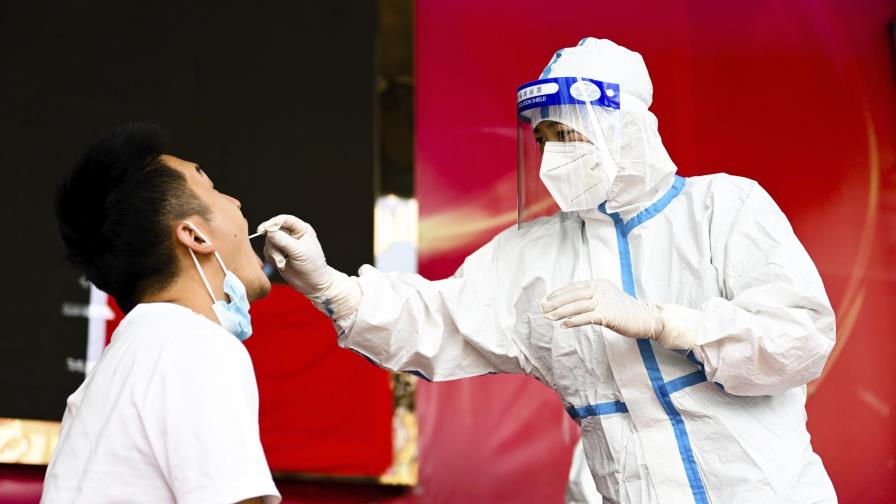 China ordena pruebas masivas en Wuhan por brote de COVID-19