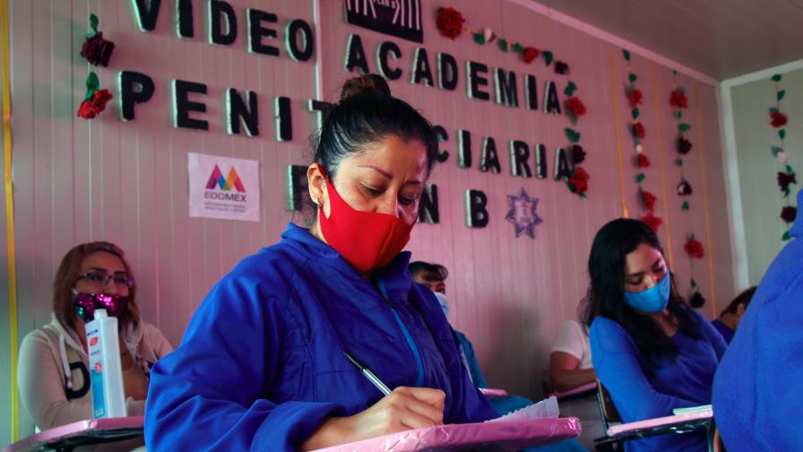 Imparten enseñanza por internet a internas en México