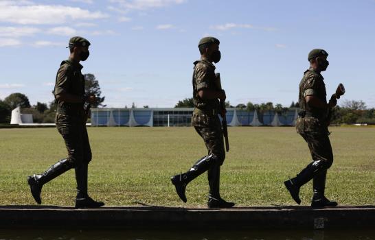 Bolsonaro defiende manejo de la pandemia de coronavirus