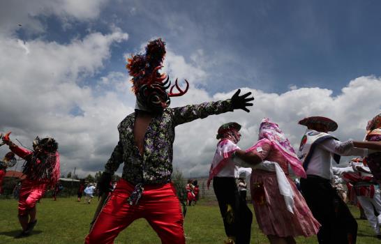 Un grupo de diablos ecuatorianos baila en plena pandemia