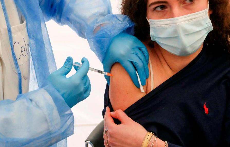 La OMS abre la puerta a vacunación contra el COVID-19 en los países desfavorecidos 