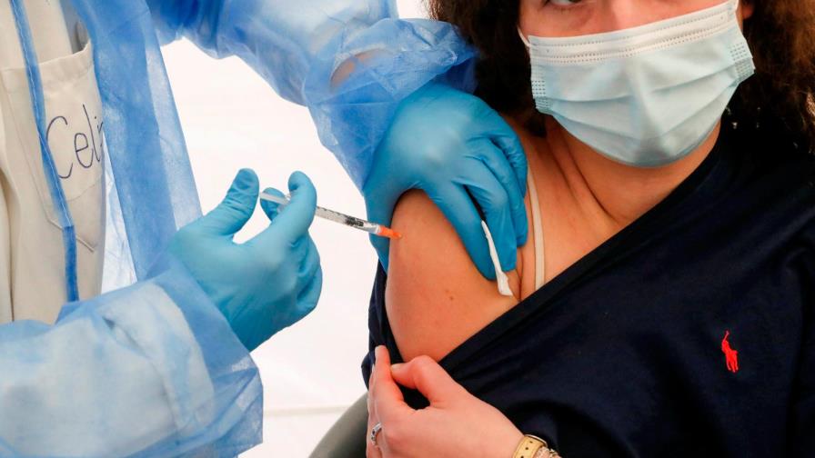 La OMS abre la puerta a vacunación contra el COVID-19 en los países desfavorecidos La OMS abre la puerta a vacunación contra el COVID-19 en los países desfavorecidos