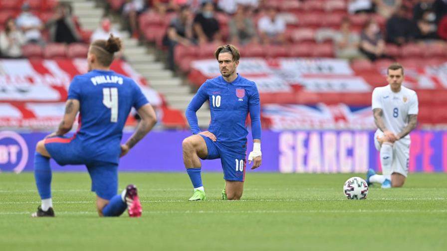 Inglaterra recibe abucheos por arrodillarse en amistoso