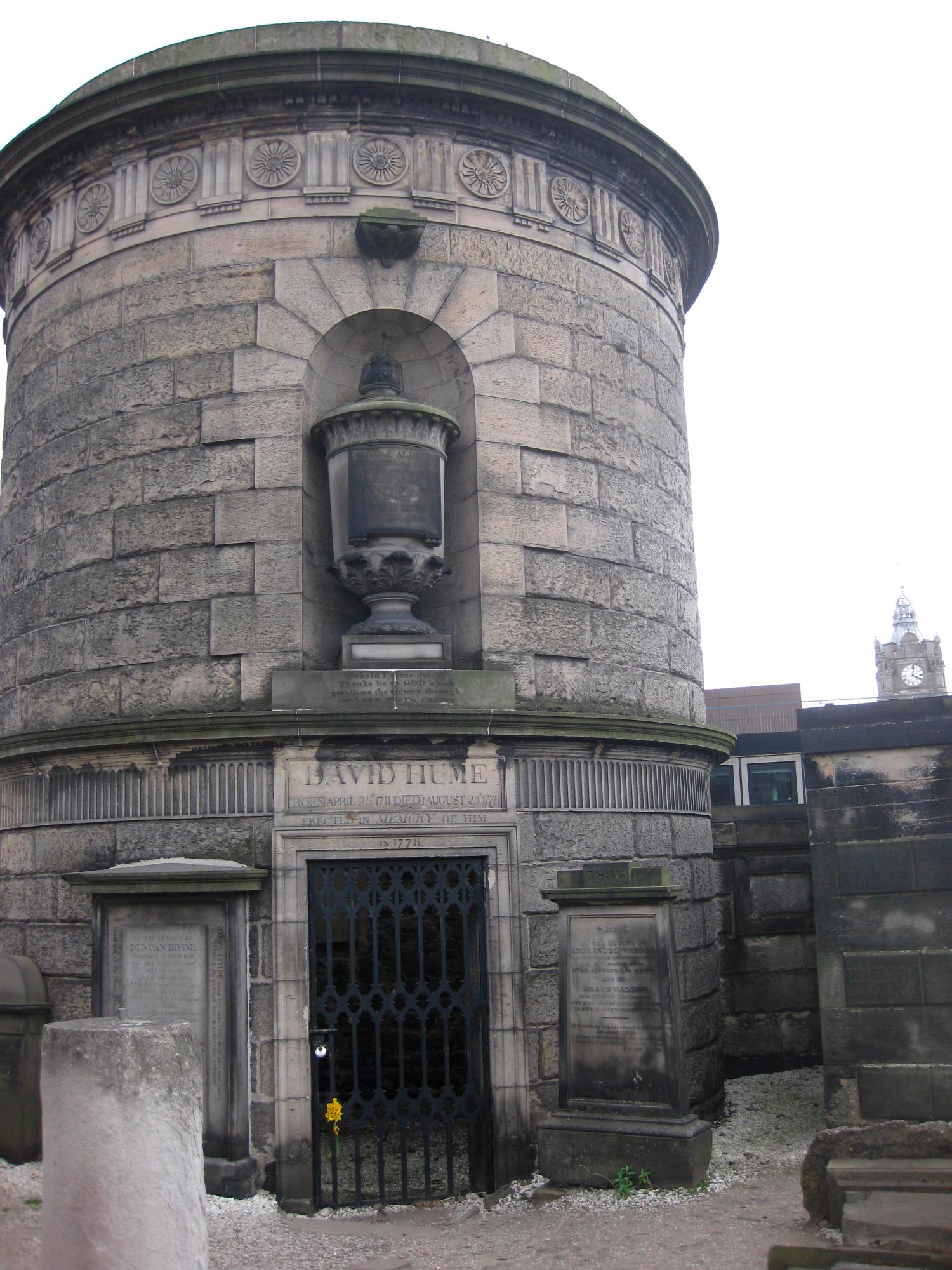 Tumba del filósofo David Hume, en el cementerio de Old Calton en Edimburgo.