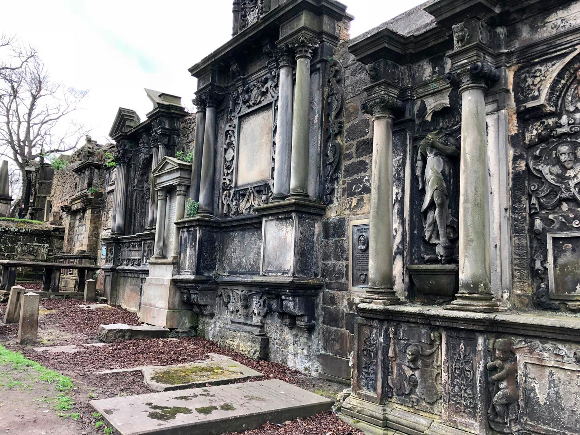 Edimburgo cuenta con un bello cementerio, el de Greyfriars. Se trata de un lugar que recibe muchos visitantes que llegan allí atraídos, en parte, por la historia del perro Bobby.
