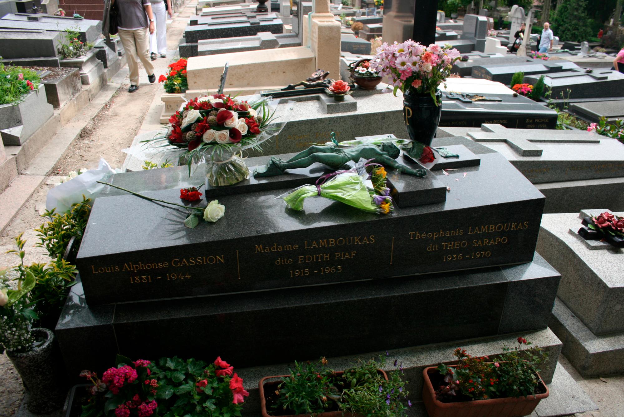 Tumba de Edith Piaf, en el cementerio de PËre Lachaise de ParÌs.