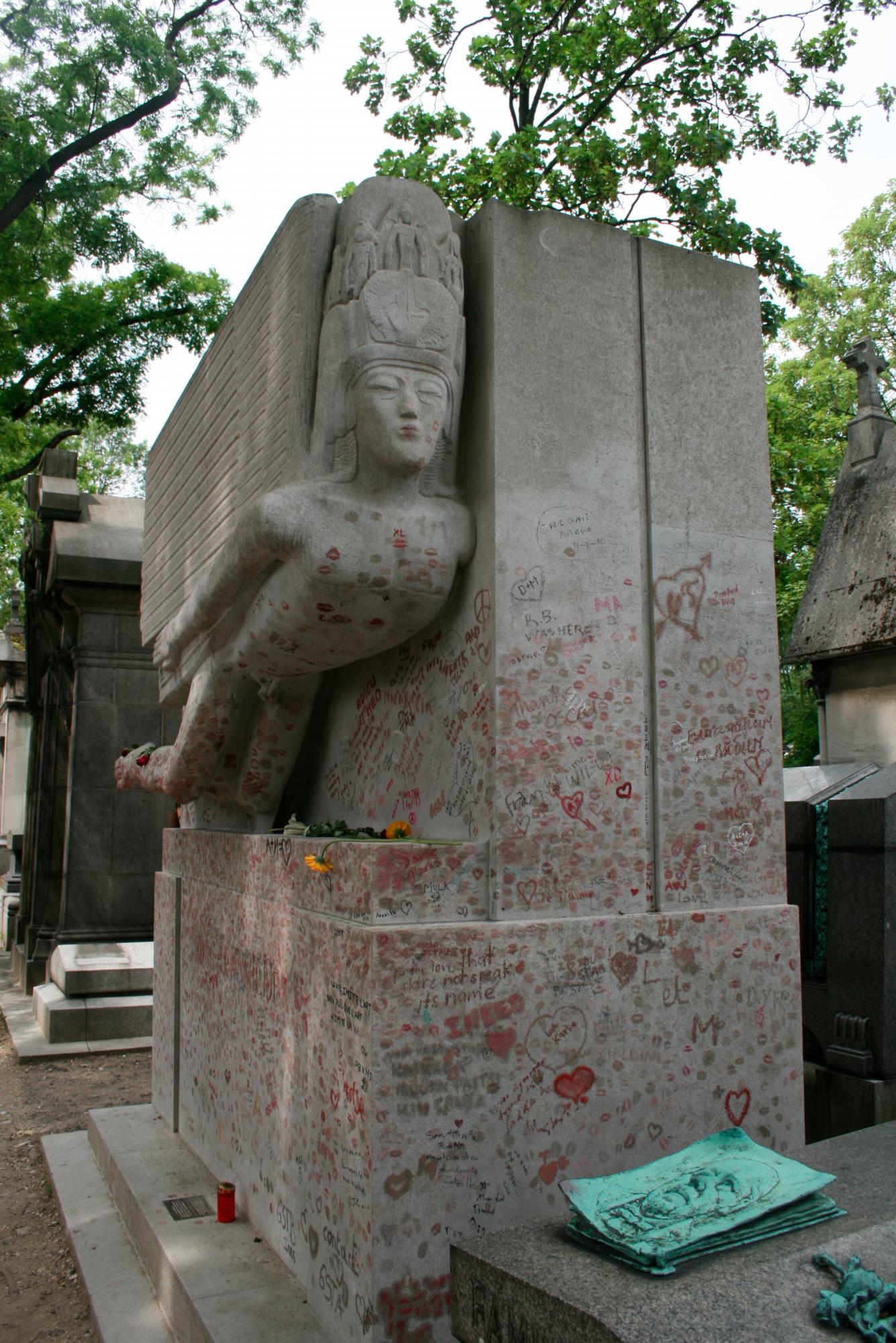 Tumba de Oscar Wilde, en el cementerio de Père Lachaise de ParÌs.