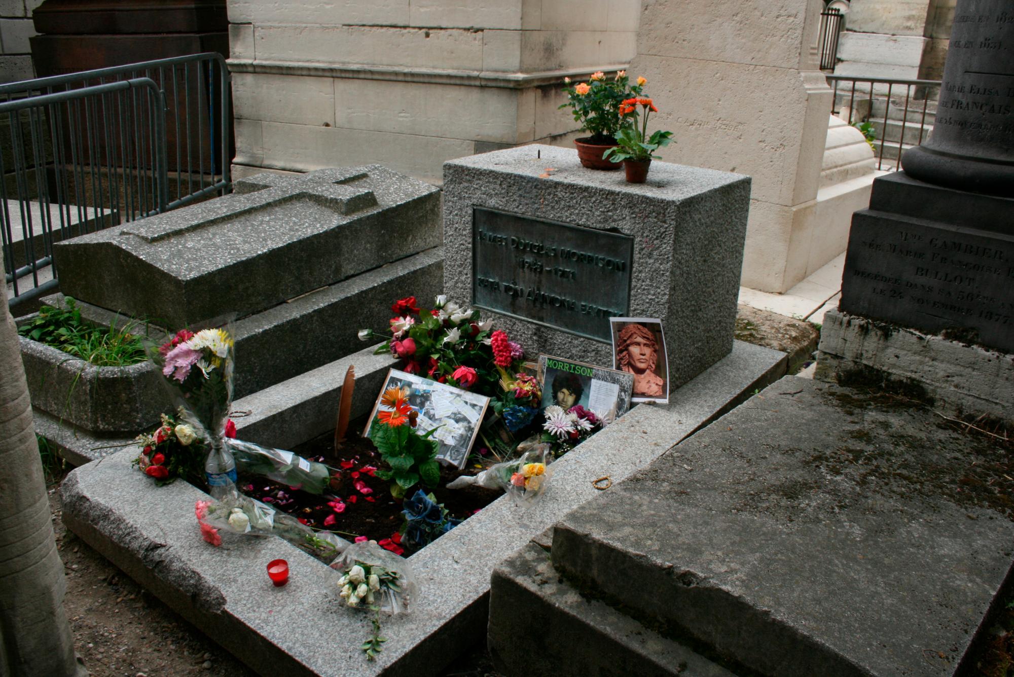Tumba de Jim Morrison, en el cementerio de Père Lachaise de ParÌs.