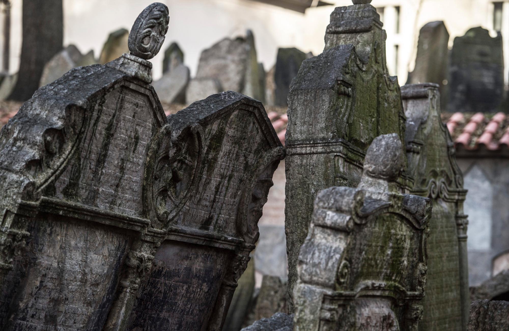 REPÚBLICA CHECA CEMENTERIO JUDÍO 08/12/2016.- Vista de varias viejas lápidas del antiguo cementerio judío en el barrio judío de Praga (República Checa) hoy, 8 de diciembre de 2016. Este camposanto se encuentra entre los cementerios judíos más antiguos que se conservan en el mundo. Se fundó en el siglo XV.